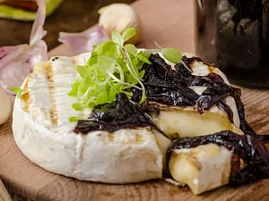 Pieczony ser Brie z karmelizowaną cebulą