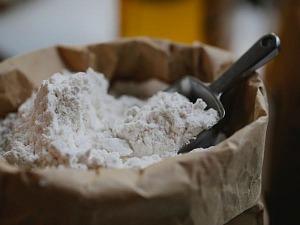 Przewodnik po różnych odmianach mąki i ich zastosowaniu w kuchni