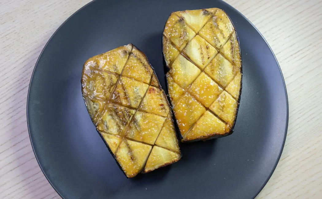 Grillowane bakłażany z miso
