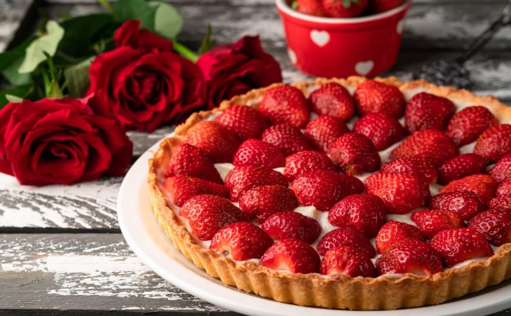 Tarta z truskawkami i mascarpone – idealne ciasto z truskawkami na każdą okazję