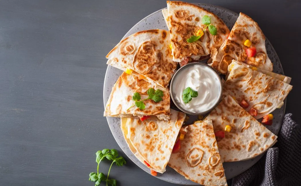 Quesadillas z cukinii, kukurydzy i sera