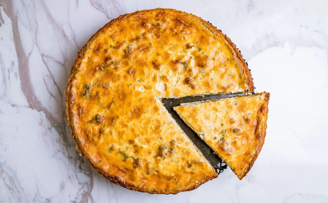 Quiche z cukinii, boczku i grzybów
