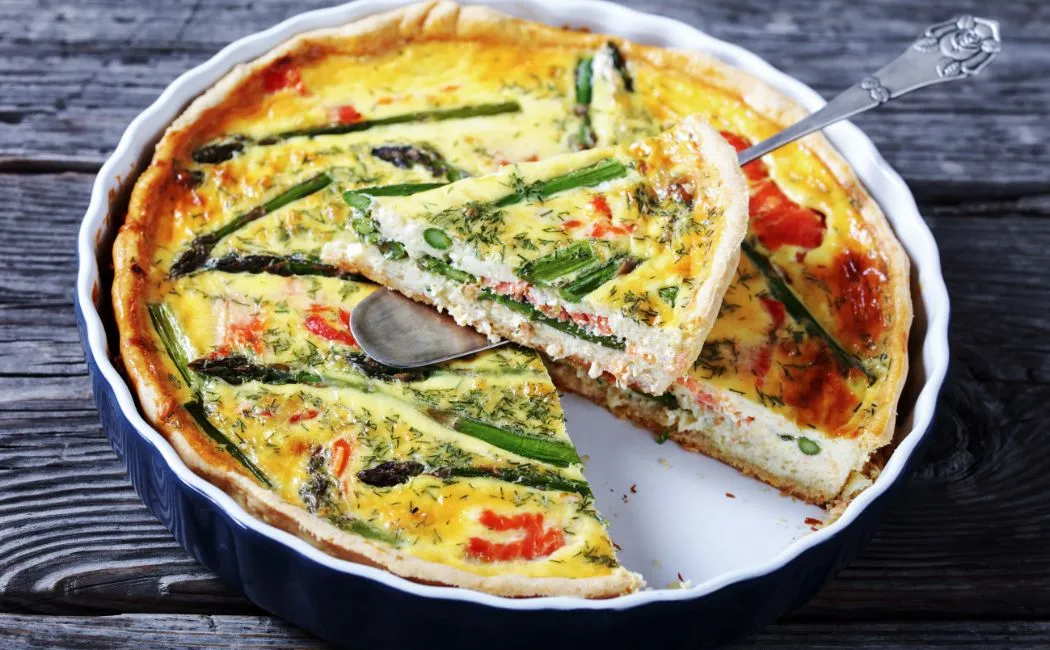 Quiche z łososiem i szparagami