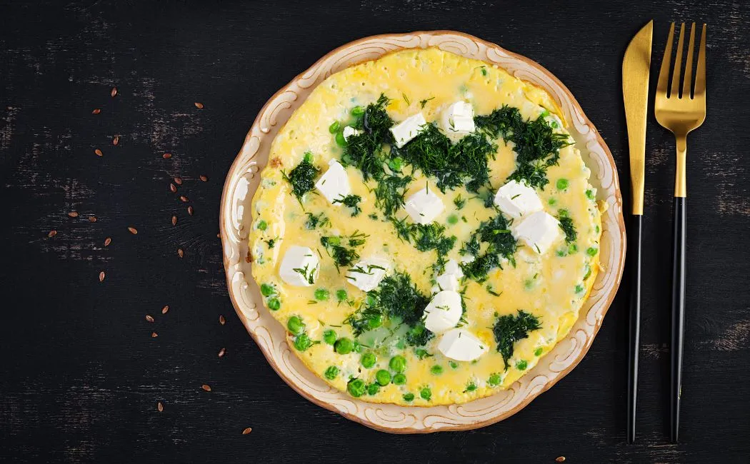 Omlet z ziołami i serem feta