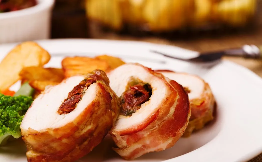 Roladki z kurczaka z suszonymi pomidorami i mozzarellą