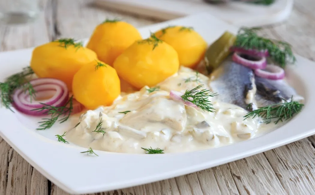 Śledzie w śmietanie – delikatna i aromatyczna klasyka
