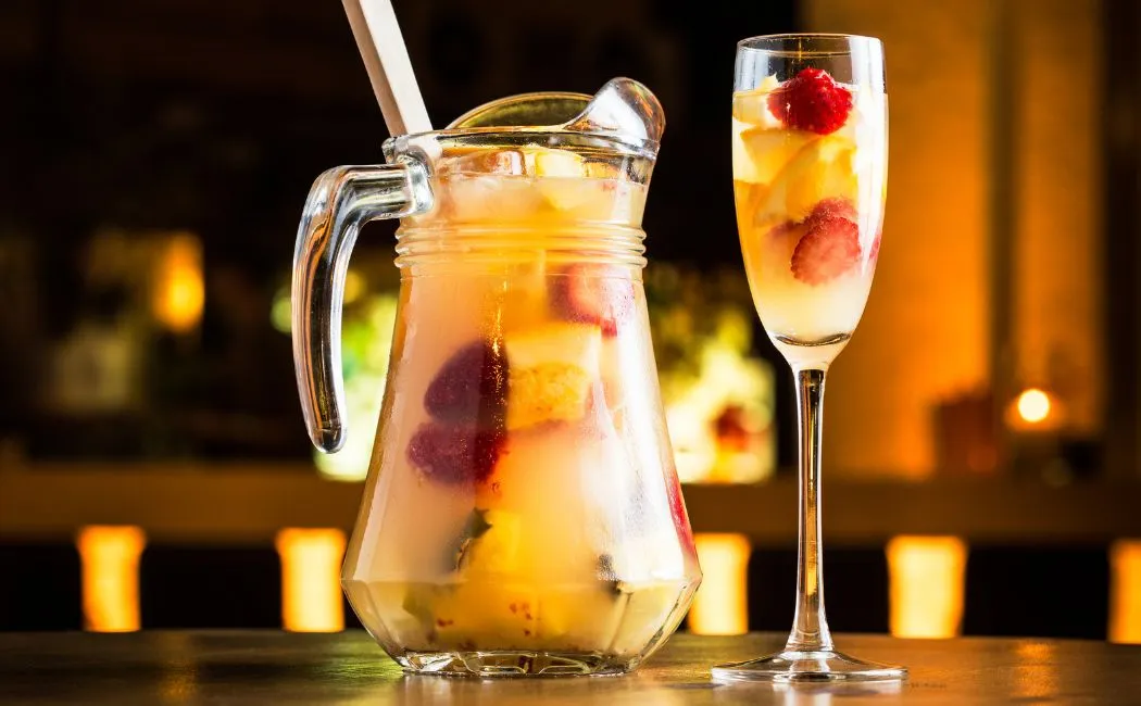 Sangria biała z owocami sezonowymi