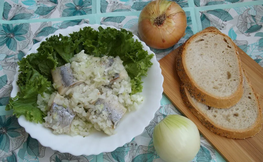 Śledź w oleju z cebulką