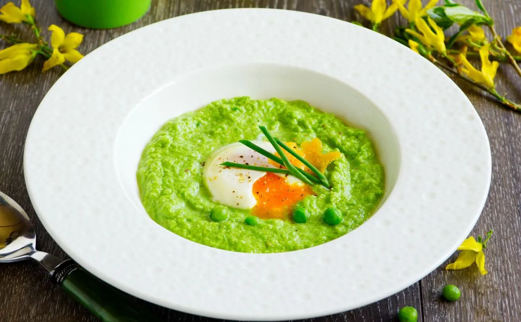 Jajka w koszulkach na puree z groszku