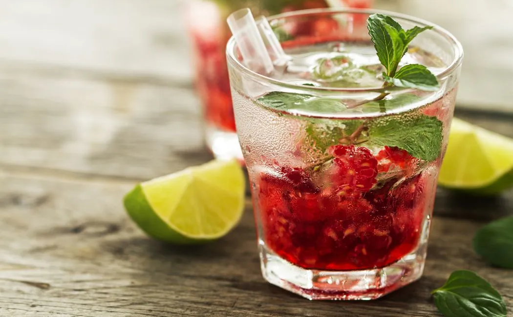 Domowa lemoniada z miętą i malinami