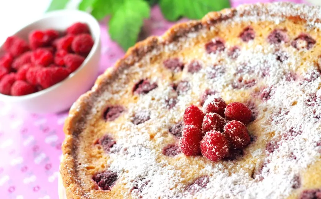 Tarta z białą czekoladą i malinami