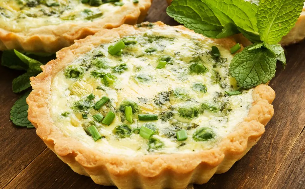 Tartaletki z karmelizowaną cebulką i brie
