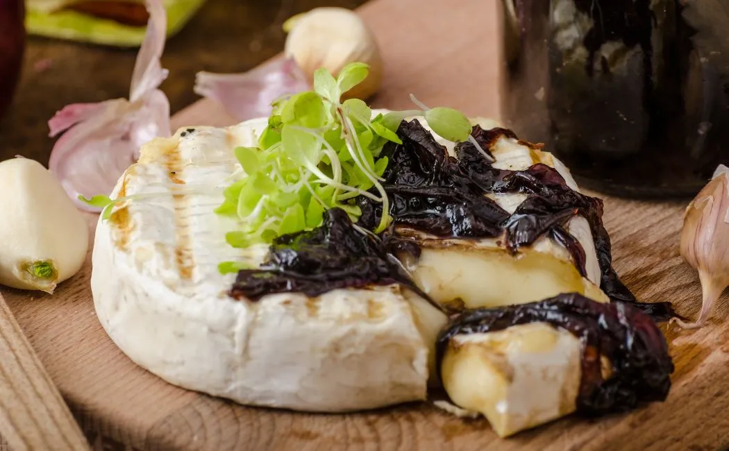 Pieczony ser Brie z karmelizowaną cebulą