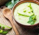 Wiosenna zupa krem z zielonym groszkiem i miętą – przepis na zdrowe i pożywne danie