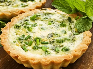 Tartaletki z karmelizowaną cebulką i brie