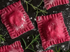 Ravioli z burakiem i kozim serem