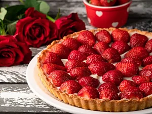 Tarta z truskawkami i mascarpone – idealne ciasto z truskawkami na każdą okazję