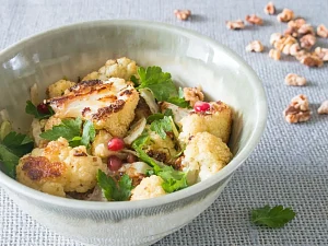 Salata z grillowanego kalafiora z orzechami włoskimi
