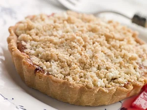 Tarta z rabarbarem – smak dzieciństwa i wiosny zamknięty w kruchym cieście