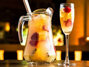 Sangria biała z owocami sezonowymi
