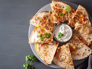 Quesadillas z cukinii, kukurydzy i sera