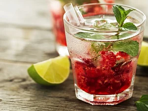Domowa lemoniada z miętą i malinami