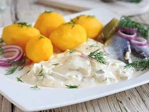 Śledzie w śmietanie – delikatna i aromatyczna klasyka