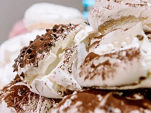 Bezowy tort czekoladowy – połączenie słodyczy i intensywności