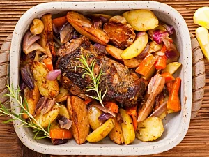 Pieczeń jagnięca z warzywami korzeniowymi