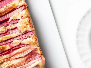 Przepis na kruche ciasto z rabarbarem i budyniem – delikatne, kremowe i idealnie kwaśno-słodkie