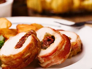Roladki z kurczaka z suszonymi pomidorami i mozzarellą