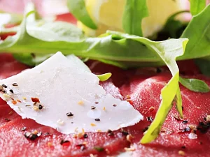Carpaccio z buraka z kozim serem