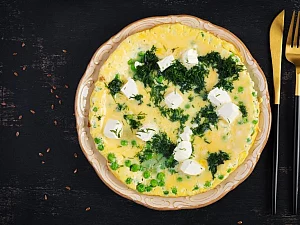 Omlet z ziołami i serem feta