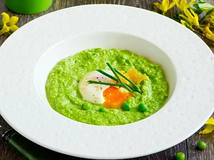 Jajka w koszulkach na puree z groszku