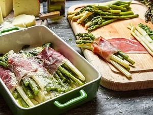 Szparagi w szynce parmeńskiej