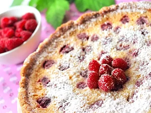 Tarta z białą czekoladą i malinami