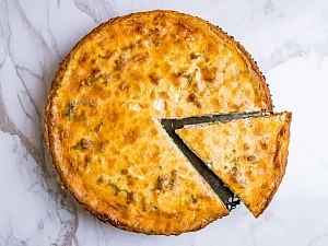 Quiche z cukinii, boczku i grzybów
