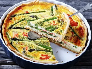 Quiche z łososiem i szparagami
